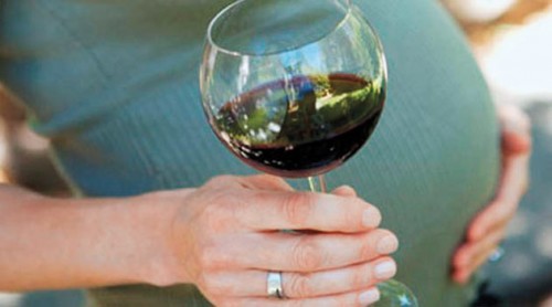 Alkol anne karnındaki bebeğin yüzünü bile değiştiriyor