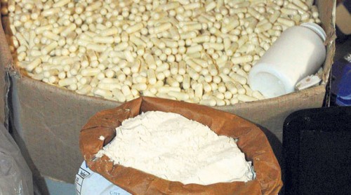 İlaç kapsüllerine un doldurdu