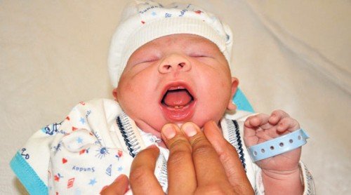 Diş çürüğü bebeğe bulaşabilir!