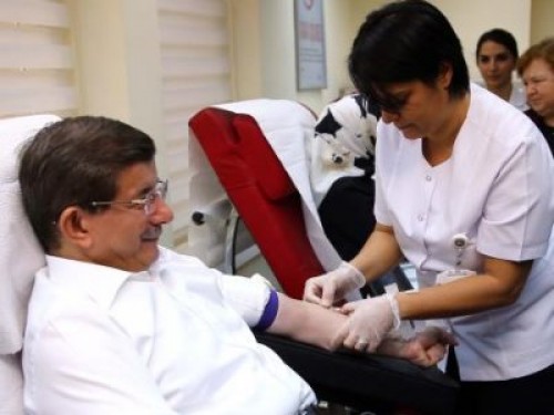 Başbakan Davutoğlu kan verdi