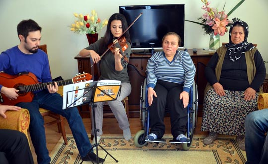  Hastalara 'evde müzikle terapi' yapılıyor 